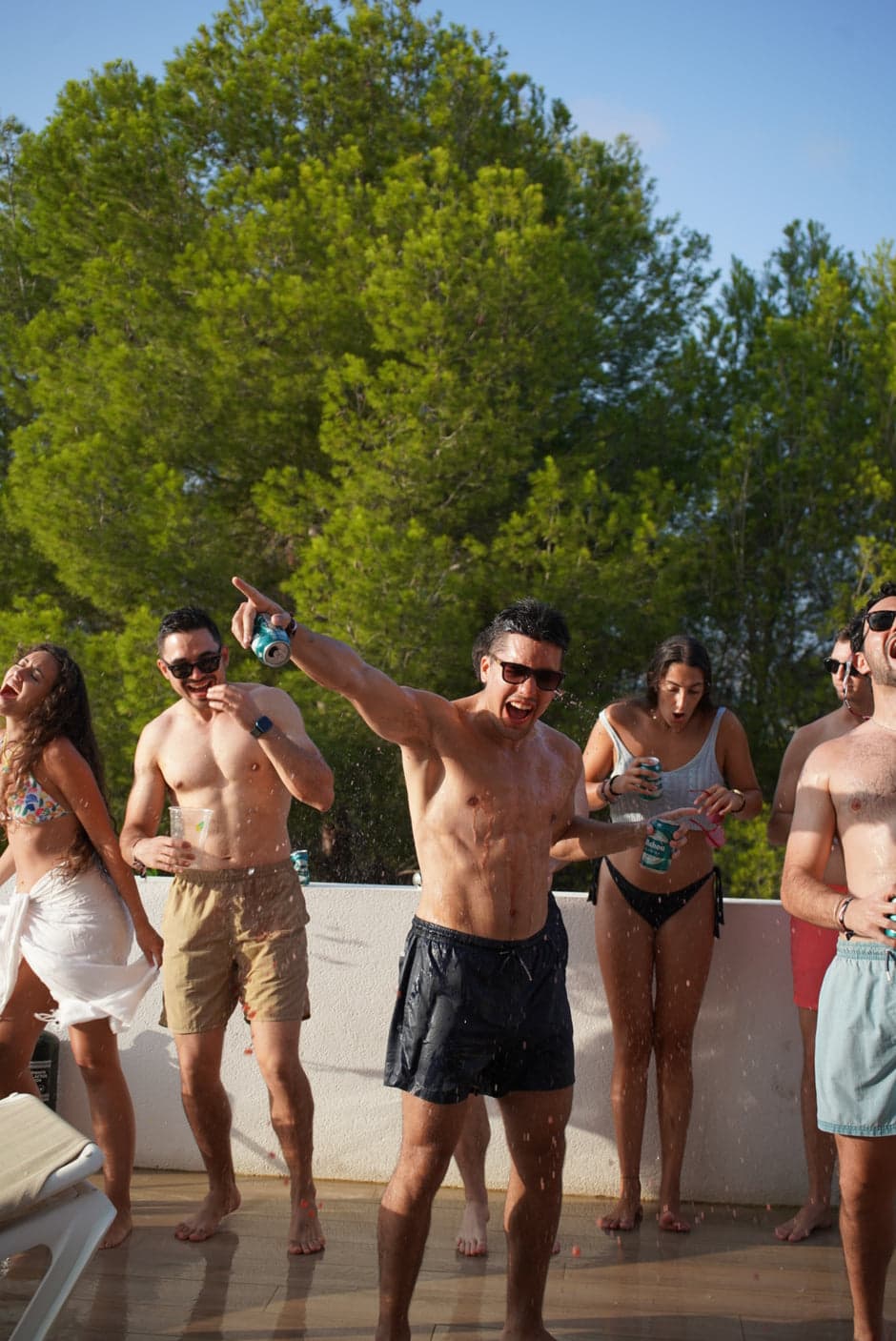 Fiesta privada en una piscina con Baloo's Band tocando entre los invitados