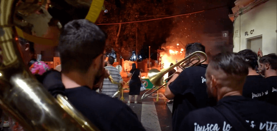 Baloo's Band de noche en Hogueras, con fuego en la calle